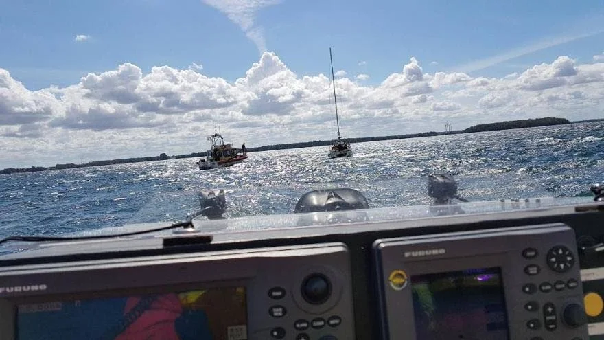Rescue Skeppskär från Vadstena och RIB Rescue 930 framme hos den hjälpsökande.