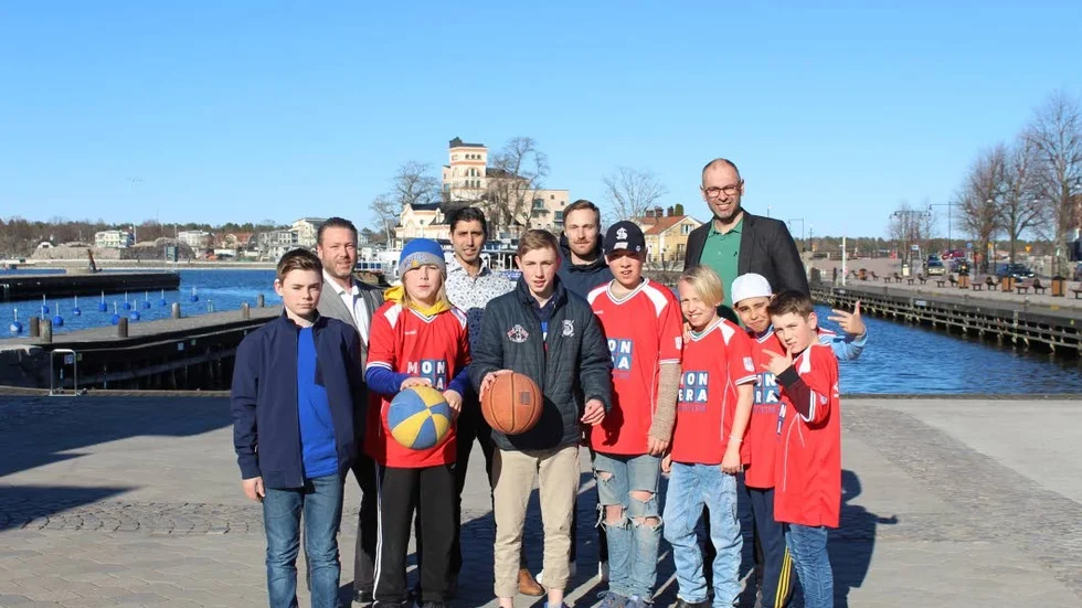 Ledare och ungdomar i Västervik Basket som ser fram emot att det blir en 3x3-turnering på Fiskaretorget. Bakre raden från vänster: Sonny Petersson, Elias Besheri, Johan Öhrling Eltorp, Västervik Framåt, och Mattias Olson. Främre raden från vänster: Neo Ahlstrand, Axel Jarl, Nicholas Petersson, Olle Malmros, Sigge Malmros, Ibrahim Besherii och Maddoux Petersson.