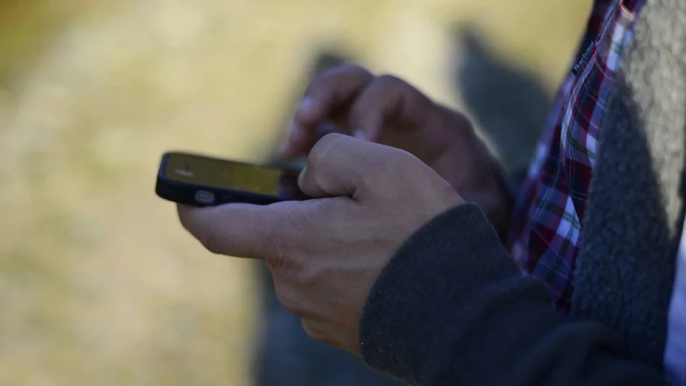 "Anmälaren ser i sin telefon via en övervakningsapp att någon går in i uthuset och tillgriper en bränsledunk med bensin."