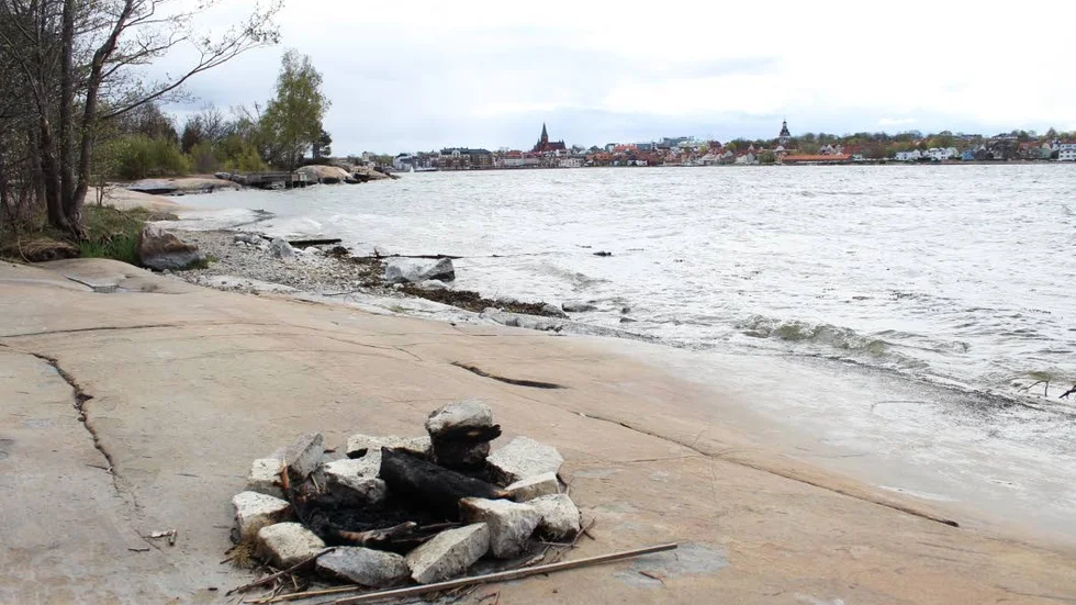 Att elda direkt på berget är förbjudet, oavsett hur bra eldstaden är gjord. Berget kan spricka av värmen och skadorna läker aldrig.