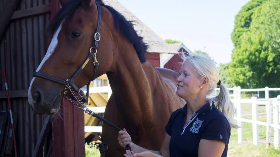 Sofie Karlsson med hästen Cuyama, som hon tävlar med i helgen i Falsterbo.