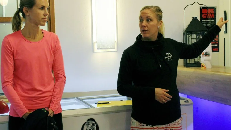 Camilla Cederin och Ida Johansson har just tagit emot alla deltagare och går igenom vad som ska hända.