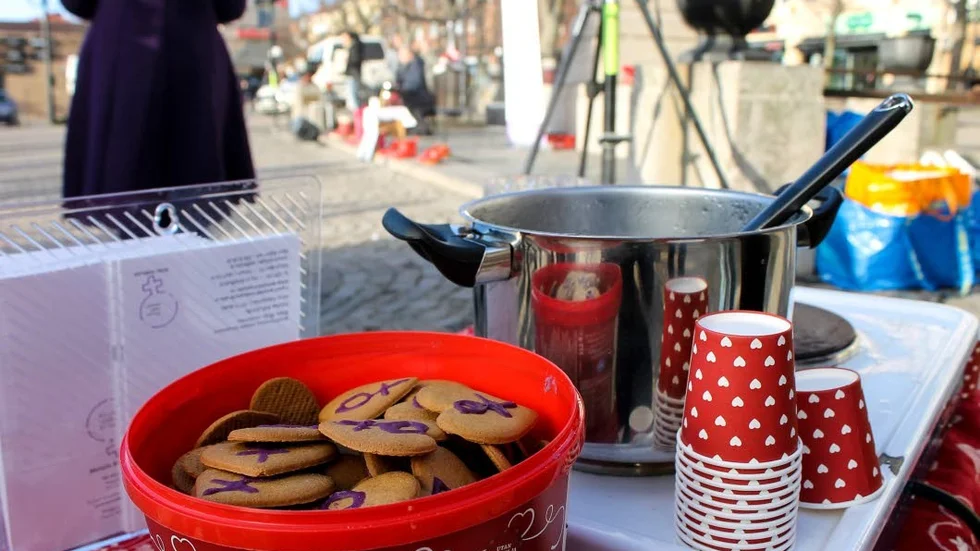 Pepparkakor och glögg för att värma åhörarna på Stora torget.