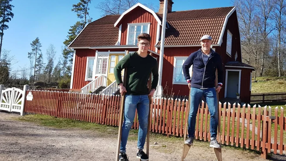 Far och son Johansson hinner med lite styltgång mellan vårsysslorna.