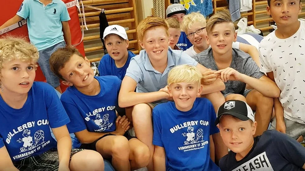 Några av grabbarna i Kenty/linköping som gärna elar med sig av sina upplevelser under Bullerby Cup innan de gav sig ut på fredagskvällens disco utanför idrottshallen.