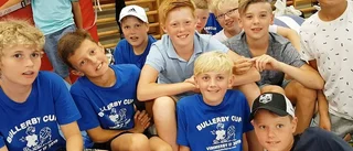 32 fotbollskillar campar i idrottshallen