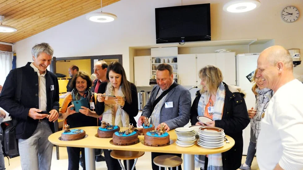 Lärare och skolledare från Tyskland och Ungern besökte Ankarsrums skola på måndagen. Vid förmiddagsfikat blev de bjudna på Mamma Mu-tårtor.