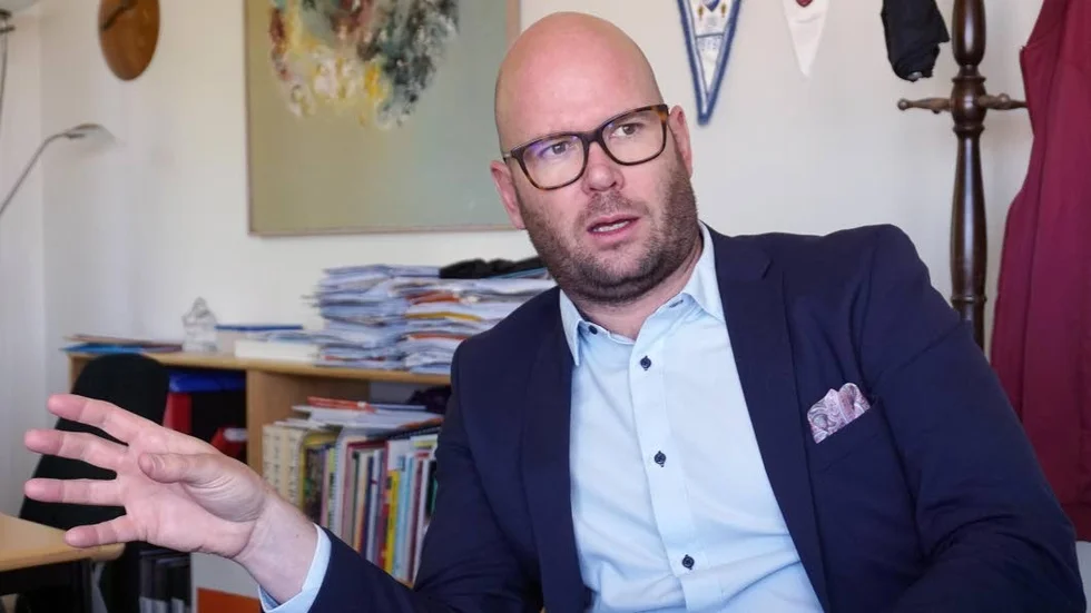 Jon Sjölander (M) säger att risken för fusk fick honom att rösta ja till beslutet att upphöra med anhöriganställda.