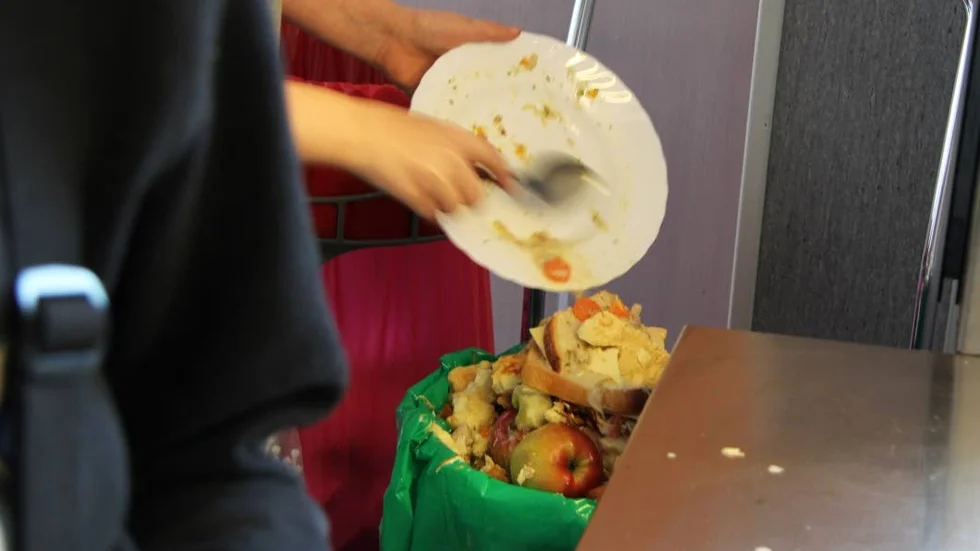 Matsvinnet borde kunna bli lägre i grundskolan. Den bedömningen gör kostenheten.