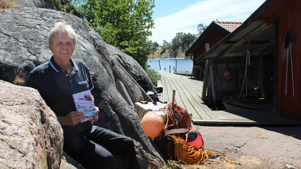 Anders Birgerson med sin nya bok "Asfalt & Skärgårdsklippor". Bilen är tagen i Skärsmaren på Stora Askö, där han växte upp och fortfarande bor delar av året.