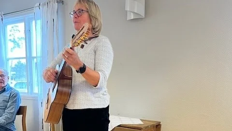 Ylva Pettersson med sin gitarr