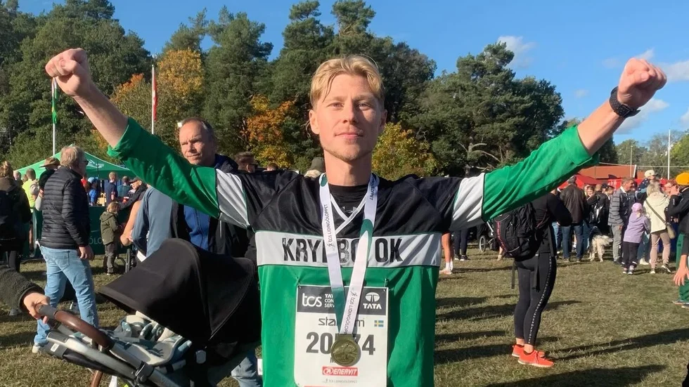 Martin Larsson firar målgången av Lidingöloppet. 