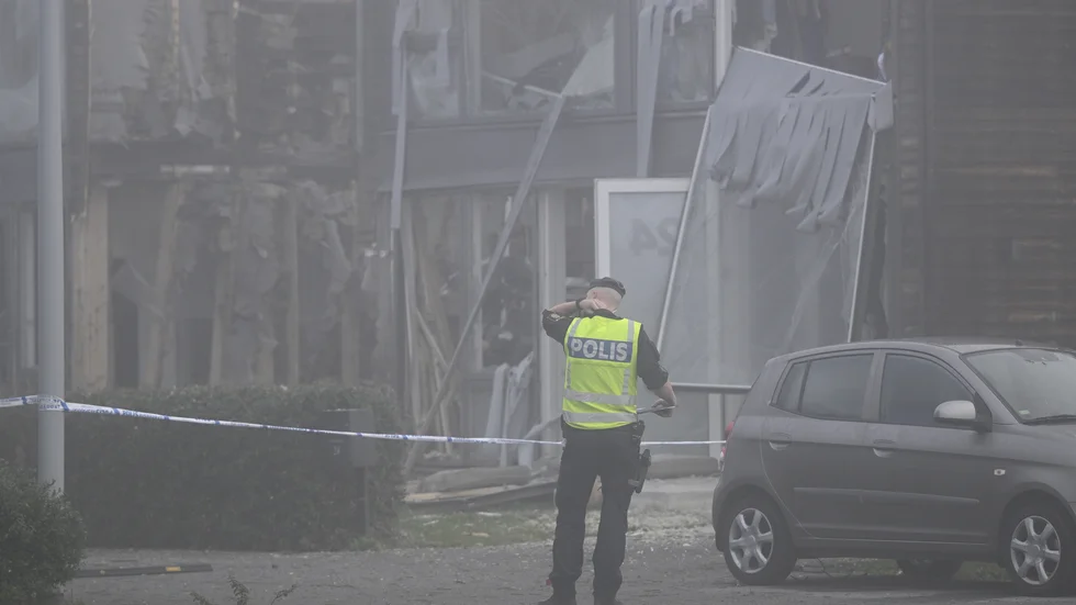 Polis på plats vid förödelsen efter bombdådet i Fullerö norr om Uppsala i september 2023.