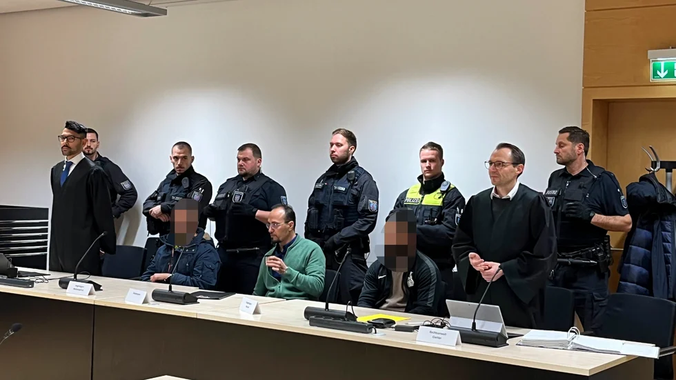 Rättegången mot två män som skulle skjuta tio personer i Sveriges riksdag inleddes på fredagen i Thüringer Oberlandesgericht i Jena Längst till vänster Ashraf Abouzeid, advokat och bredvid honom en av de anklagade Mannen i mitten är tolk. Den andra anklagade och bredvid honom hans advokat Alexander Giehler.