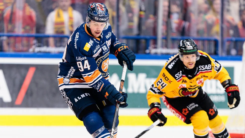 Växjös Joel Persson och Luleås Brendan Shinnimin under matchen i torsdags.