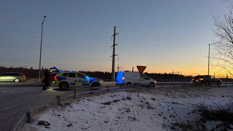 Polis har också åkt ut till platsen för krocken.