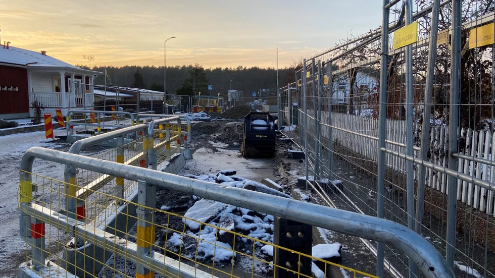 Arbetet på Slottsbrinken i Mariefred ligger nere sedan entreprenören som anlitats ansökt om konkurs.