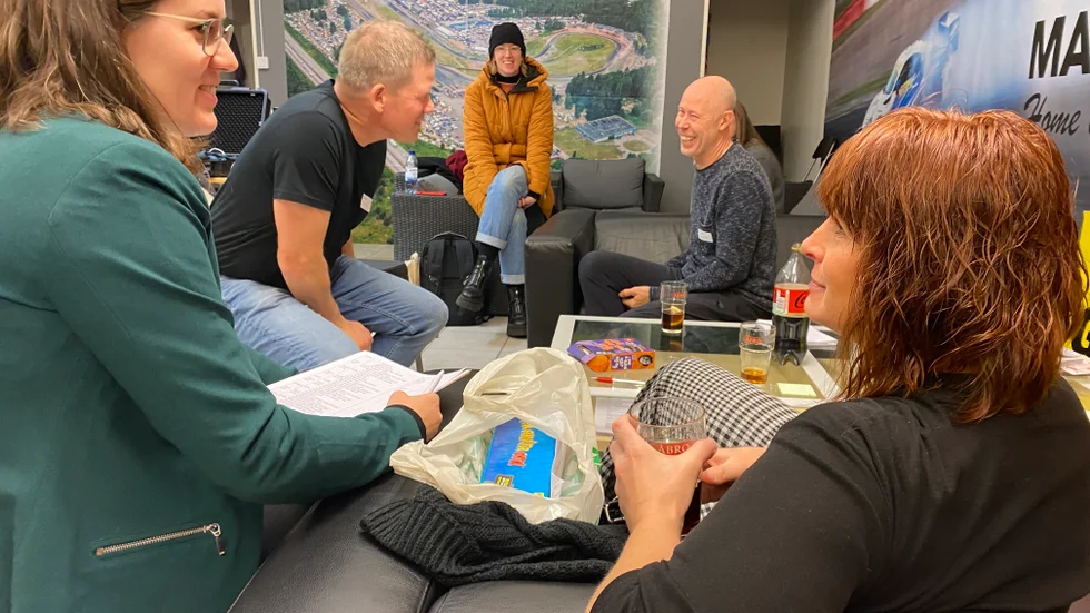Hög stämning inne i loungen. Deltagarna Jerker Alexandersson, Thomas Petri och Linda Sjökvist. Till vänster Johanna Larsson på VTI och längst bak Lisa Strandvik, Smart Eye.