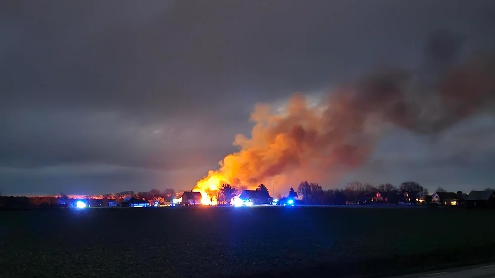 Ladugårdsbranden i Vall syntes på långt avstånd i måndags.
