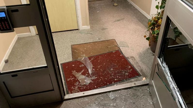 En 31-årig man har åtalats för att ha krossat en ruta i entrén till ett flerfamiljshus i Vasastaden. (Bilden är hämtad ur förundersökningen.) 