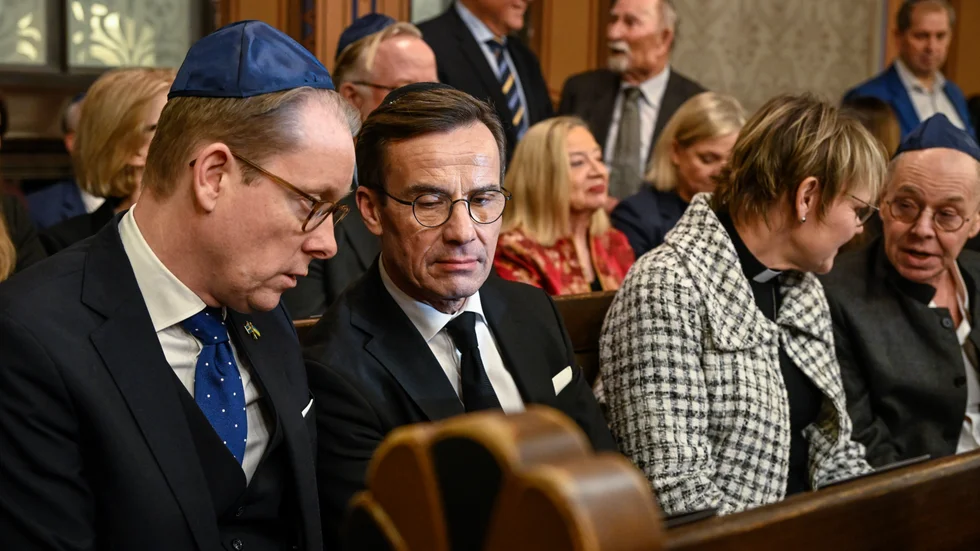 Värdigt. Att samlas i synagogan är ett fint sätt att minnas Förintelsens offer.  