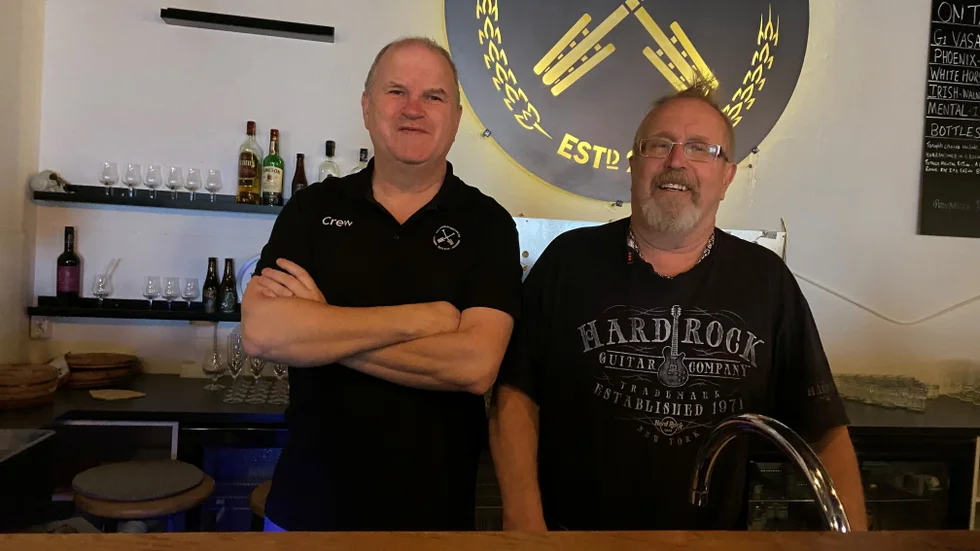 Tom Casey, Mälardalen Brewing Company, och Ralph Steneskog, fastighetsägare, Gula rosornas företagsby söker efter en krögare som är beredd att öppna restaurang i de lokaler Mälardalen Brewing Company har haft en pub för klubbmedlemmar.