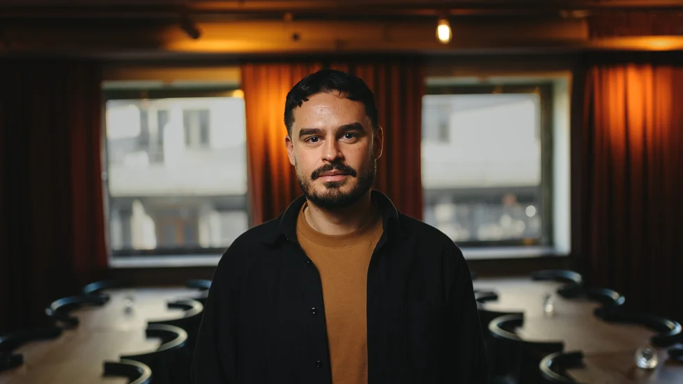 Yoel Escanilla är dubbelt aktuell som skådespelare. Dels på Reginateatern i "Det handlar om demokrati" i samband med Reginas 20-årsjubileum, dels i "Shunon från Monte Cristo" på Stadsteatern. 