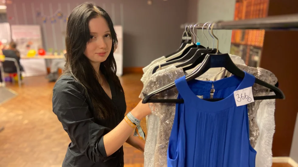 Sigrid Bentzer, 17, är en av alla elever från Lindengymnasiet som hjälpt till för att ro modevisningen i hamn. Hon har valt ut kläder som ska visas upp, blåst ballonger och under torsdagen ska hon vara en av mannekängerna. 
