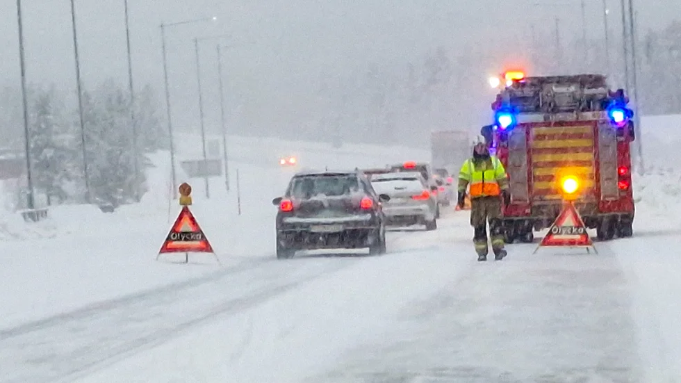 En trafikolycka inträffade under torsdagsförmiddagen i avfarten och påfarten mellan Malmbergsvägen och Cellulosavägen i Gällivare. En personbil körde in i en lastbil bakifrån. Det snöade ymnigt på olycksplatsen.