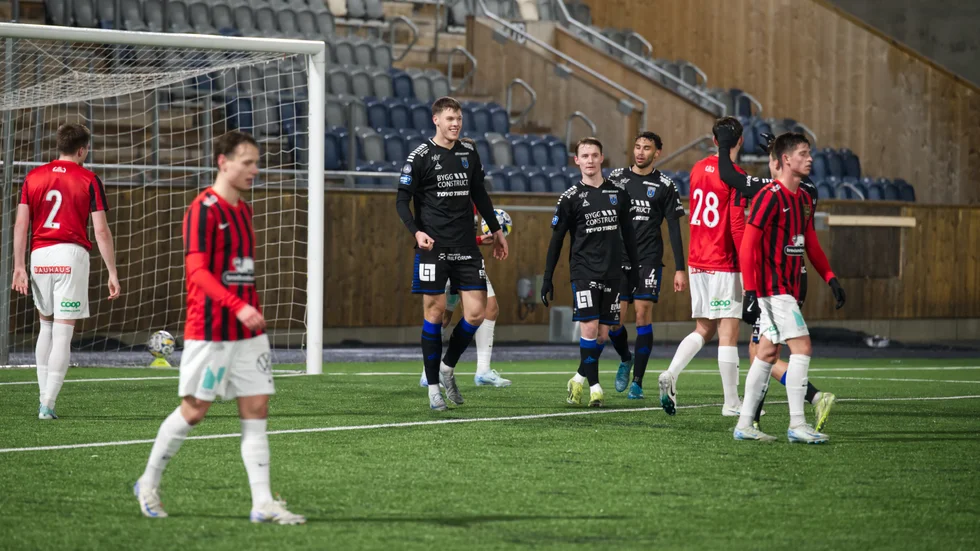 Tobias Anker var en av planens längsta spelare med sina 194 centimeter. Här är han glad efter att ha varit högst iblandad i Sirius 1–0-mål, vilket gjorde att UNT:s reporter trodde att han gjort målet.