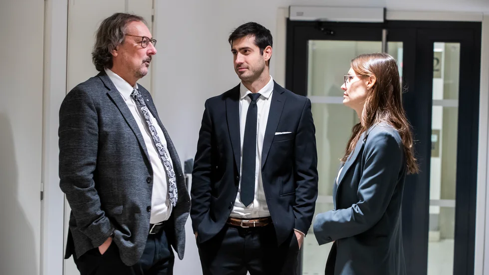När rättegången i den misstänkta assistanshärvan i Luleå forttsatte fortsatte kammaråklagarna Joseph Ricken och Sara Modig Berlin att presentera bevisningen i målet som de anser visa ett svindleri på drygt 6,5 miljoner kronor och ett cyniskt utnyttjande av en utsatt man. Här samspråkar de med advokaten Magnus Clausson som företräder en av de misstänkta.