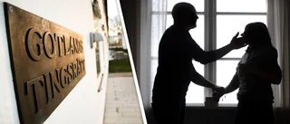 Höll för mun och drog kvinna i håret