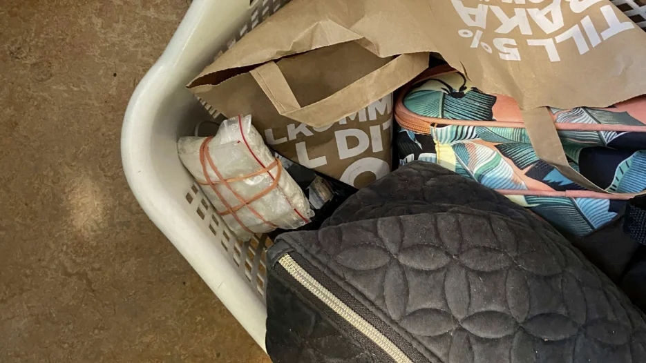 En påse amfetamin hittades helt öppet liggandes i en back. Under fåtöljen där en av männen satt låg ytterligare en påse med över 100 gram. Rätten menar att ingen av männen kan ha undgått att lägga märke till all denna narkotika i deras närhet, även om det varit stökigt.
