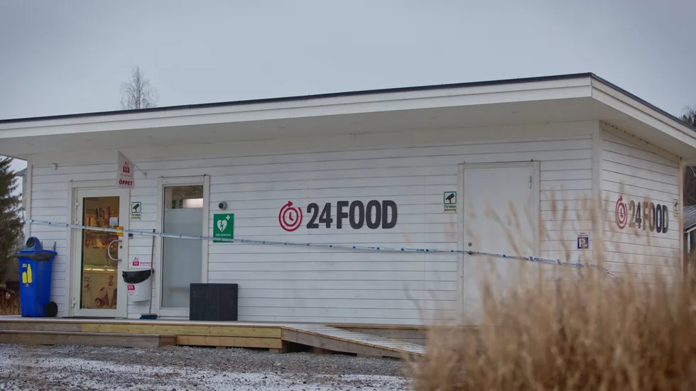 24Food-butiken utsattes för en stöld av kött och en hjärtstartare under måndagskvällen. Två kvinnor från Luleå misstänks för brottet.