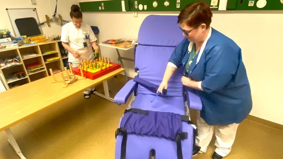 En bild från rehabavdelningen på Mälarsjukhuset, från ett nyligen publicerat reportage. Khaleda Yacoub och Åsa Byström förbereder för nästa patient.