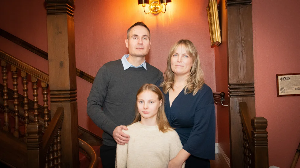 Fredrik Vikström, Maria Fredriksson och Lo Vikström strax före vigselceremonin.