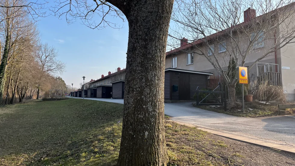Gotlandshems radhus på Hagstigen i Visby. Står något kanske i vägen för att sälja? ”Beslut i Gotlands högsta beslutande församling ska inte på ett personligt plan beröra den som sitter med knappen att rösta”,  tycker Gotlänningens ledarskribent. 