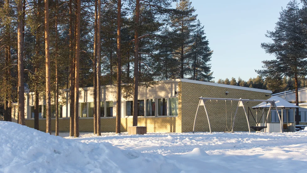 Nu läcker taket återigen i ett av rummen som förskolan använder i skolbyggnaden i Bergsviken. Barnen har tvingats flytta från lokalen. (Arkivbild)