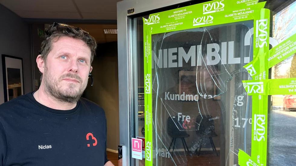 Förutom den sönderslagna fönsterrutan i ytterdörren kom Niemi Bil relativt lindrigt undan.