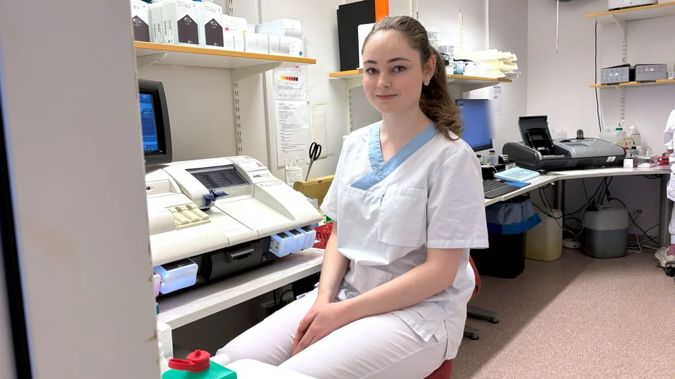 Regionens satsning på studenter som läser till biomedicinsk analytiker eller biomedicinare har gett resultat. Fem nya medarbetare har anställts och 22-åriga Wilma Åman är en av dem.
