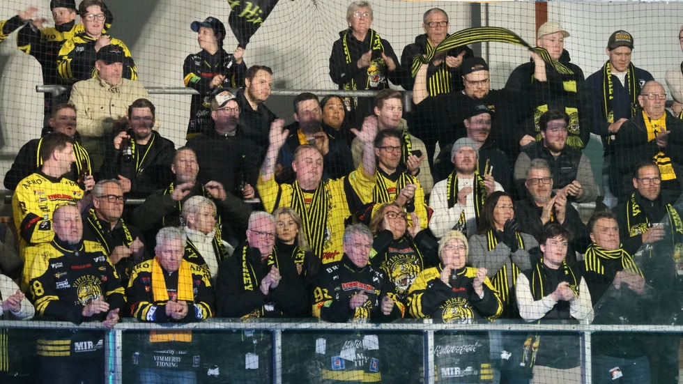 Vimmerby Hockey föll tungt mot Tingsryd i det fjärde mötet i playout trots att de hade stöttning av en hel busslast supporters.