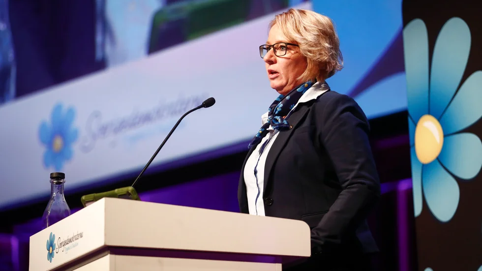Carina Herrstedt, talar som ordförande för Sverigedemokraternas kvinnoförbund. När SVT ville ställa känsliga frågor till henne som nytillträdd landshövding avbröt kommuniktaionschefen intervjun.
