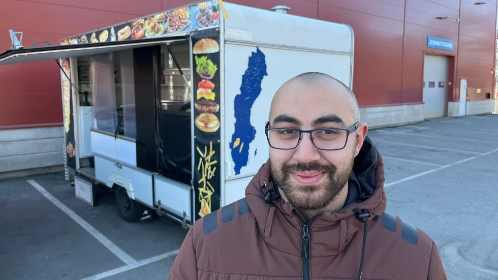 Hassan Yakoub framför sin foodtruck på Ahlsells parkering. "Det betyder jättemycket för mig att förverkliga min dröm", säger han. 