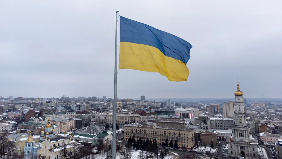 Ryssland och Ukraina har utväxlat 372 krigsfångar. På bilden den ukrainska flaggan i staden Charkiv. Arkivbild.