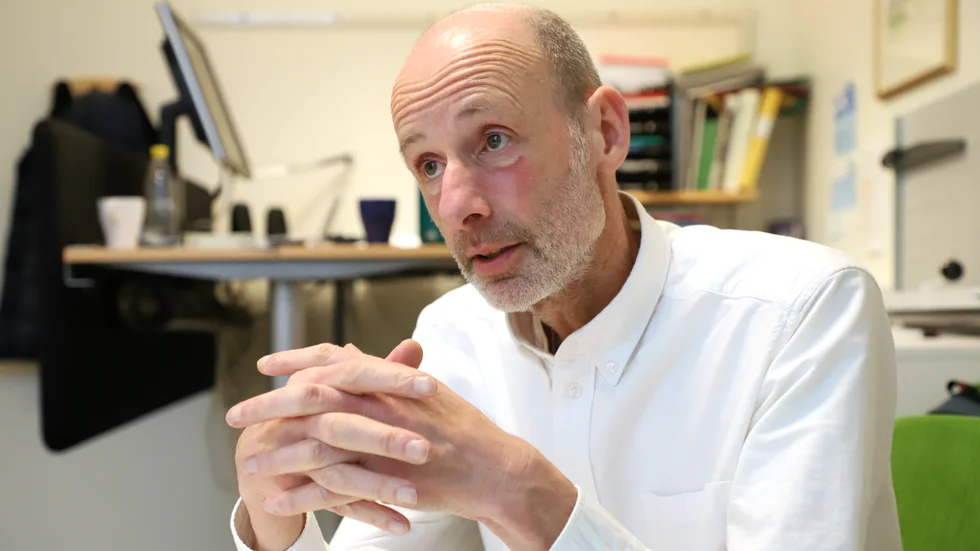De senaste dagarna har vakter rört sig runt i korridorerna på Ljunkan, som åtgärd efter sista tidens anlagda bränder. "Vi får avvakta och se vad som händer och om det finns fortsatt behov av ökad bevakning", säger områdeschef Egidius Huitema, när en elev har gripits.