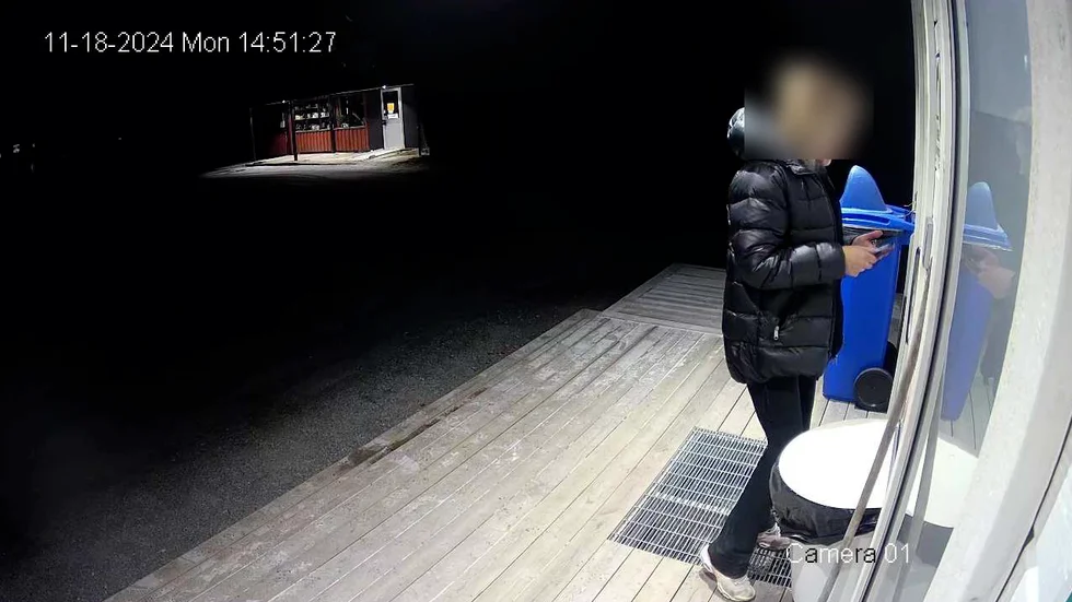 En övervakningskamera avslöjar hur den äldre Luleåkvinnan loggar in via sin mobiltelefon innan hon och kumpanen går in i den obemannade byabutiken.