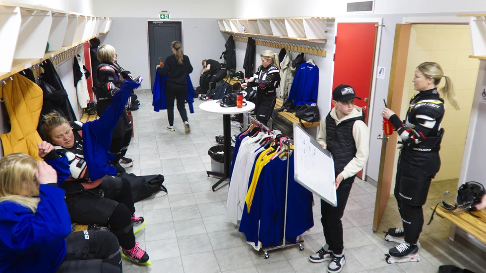 Halva grejen med att spela ishockey är det sociala, att få hänga i omklädningsrummet, skämta och lyssna på musik i en timme innan träningspasset.