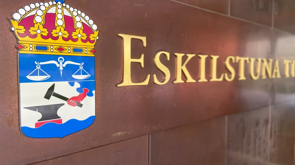 Den ena nämndemannen säger sig inte känna till att hon varit avstängd, den andra vill inte kommnetera saken.