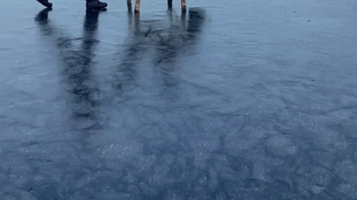 Så här såg isen ut i lördags på sjön. Då bar den för en fyrhjuling.
