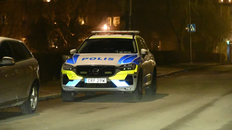 Efter att den första polispatrullen anlänt kallades förstärkning till platsen.